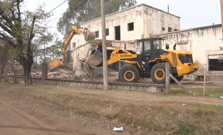 SE DEMOLIÓ EL VIEJO HOGAR DE ANCIANOS PARA COMENZAR CON LA CONSTRUCCIÓN DE UN POLIDEPORTIVO