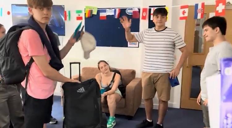 SEIS ESTUDIANTES VIAJARON A LONDRES EN UN VIAJE EDUCATIVO