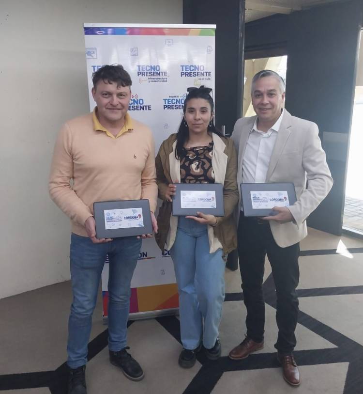 EL CENMA 81 RECIBIÓ 10 NOTBOOK DEL PROGRAMA TECNO PRESENTE