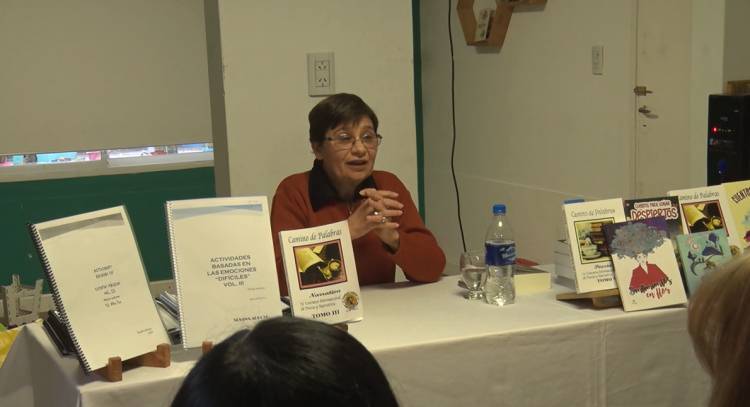 LA ESCRITORA SUSANA ARROYO PRESENTÓ SUS LIBROS EN LA BIBLIOTECA