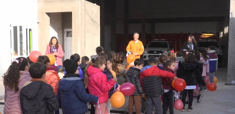 LOS BOMBEROS VOLUNTARIOS FESTEJARON SU DÍA CON LA VISITA DE ESCUELAS