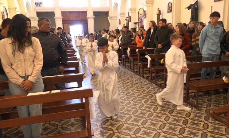 CELEBRACIÓN DE PRIMERAS COMUNIONES PARA LOS NIÑOS DE CATEQUESIS