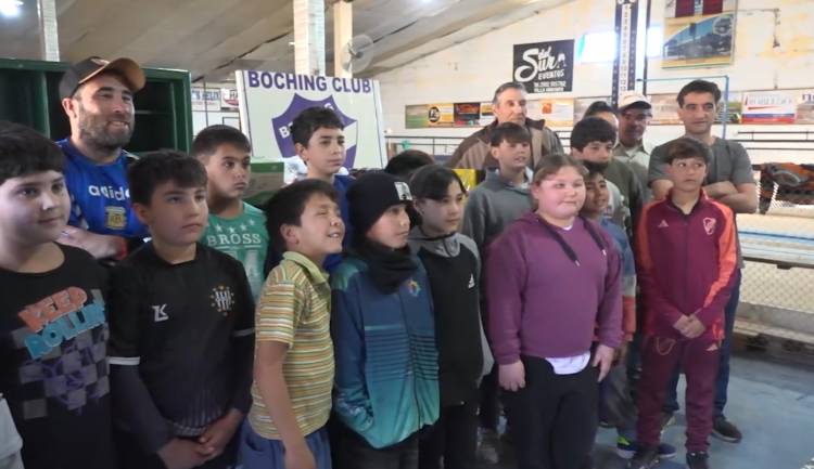 EL BOCHING RECIBIÓ ELEMENTOS PARA LA ESCUELITA DE BOCHAS