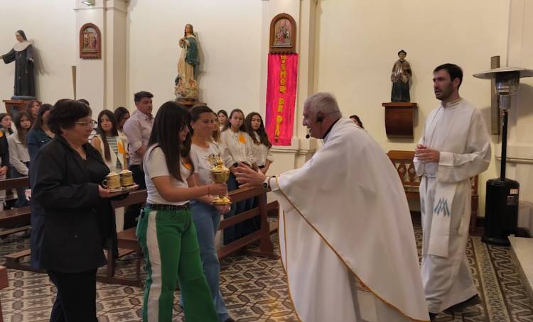 MONSEÑOR URIONA PRESENTE EN LAS CONFIRMACIONES