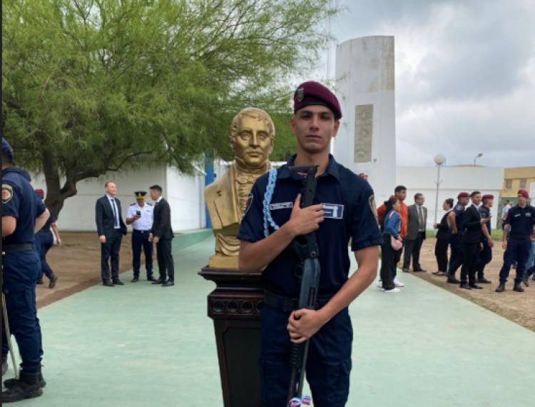 EL ASPIRANTE A POLICÍA GONZALO ESCUDERO GUARDIA DE LA ESCUELA DE SUB OFICIALES
