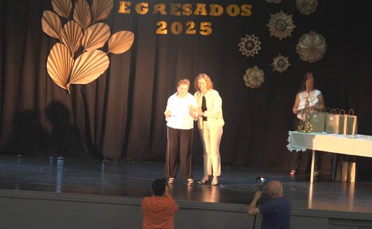 A SUS 75 AÑOS FINALIZÓ EL SECUNDARIO EN EL CENMA 81