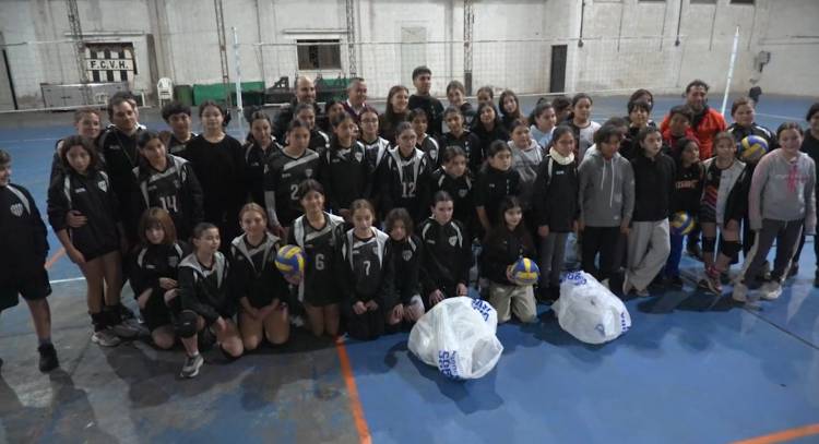 LA AGENCIA CÓRDOBA JOVEN ENTREGÓ PELOTAS AL VOLEY DEL FCVH