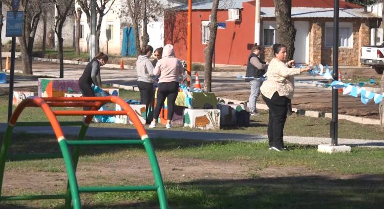 LA PLAZA MONS SE VISTE DE CELESTE Y BLANCO