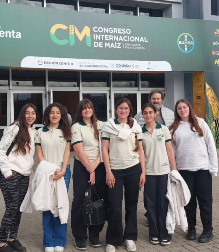 ALUMNOS DEL IPEMYA VIAJARON A LA CIUDAD DE CÓRDOBA Y VISITARON LA BOLSA DE CEREALES